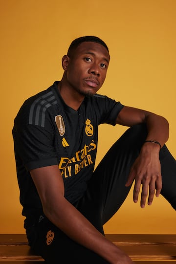 Negra con detalles amarillos, as赤 es la tercera equipaci車n del Real Madrid