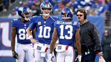 EAST RUTHERFORD, NJ - NOVEMBER 06: Head coach Ben McAdoo of the New York Giants talks with Odell Beckham Jr. #13, Eli Manning #10 and Roger Lewis #82 against the Philadelphia Eagles during the second half of the game at MetLife Stadium on November 6, 2016 in East Rutherford, New Jersey. Al Bello/Getty Images/AFP
== FOR NEWSPAPERS, INTERNET, TELCOS & TELEVISION USE ONLY ==