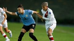 AMDEP3921. ARMENIA (COLOMBIA), 18/07/2022.- Yoselin Miranda (d) de Perú disputa un balón con Esperanza Pizarro de Uruguay hoy, en un partido del grupo B de la Copa América Femenina en el estadio Centenario en Armenia (Colombia). EFE/Ernesto Guzmán Jr.
