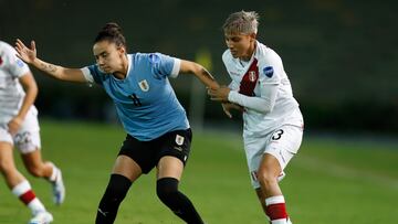 AMDEP3921. ARMENIA (COLOMBIA), 18/07/2022.- Yoselin Miranda (d) de Perú disputa un balón con Esperanza Pizarro de Uruguay hoy, en un partido del grupo B de la Copa América Femenina en el estadio Centenario en Armenia (Colombia). EFE/Ernesto Guzmán Jr.
