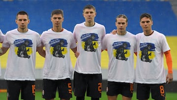 Mudryk y sus compañeros salieron con camisetas de apoyo a los militares ucranianos que defienden Mariupol. (SHAKHTAR)