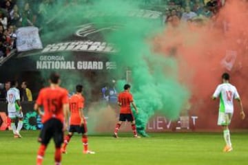 Una bengala en el partido amistoso Mexico-Nigeria.