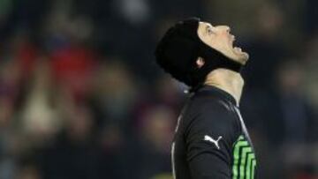 Cech se lamenta durante un partido.