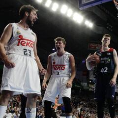 El Madrid iguala al Barcelona con un partidazo de Ayón