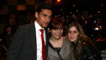 <b>RECLAMADO. </b>Jesús Navas atiende a unas jóvenes en la puerta del hotel Hesperia Madrid, lugar de concentración del Sevilla.