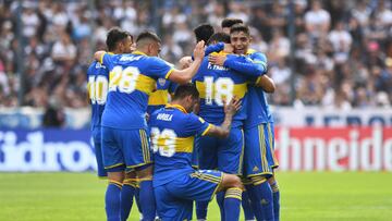 LA PLATA, ARGENTINA - OCTOBER 20: Frank Fabra of Boca Juniors celebrates with teammates after scoring the first goal of his team during a match between Gimnasia y Esgrima La Plata and Boca Juniors as part of Liga Profesional 2022 at Estadio Juan Carlos Zerillo on October 20, 2022 in La Plata, Argentina. The match is held after being suspended on October 06 at 9 minutes of play due to serious clashes between police and supporters originated outside of the stadium. (Photo by Rodrigo Valle/Getty Images)