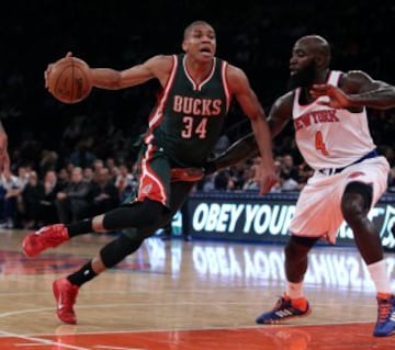 Giannis Antetokounmpo y Quincy Acy.