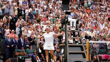 Ons Jabeur celebra su triunfo ante Aryna Sabalenka en Wimbledon.