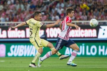 Osmar Mares le mete la zancadilla a Isaac Brizuela.