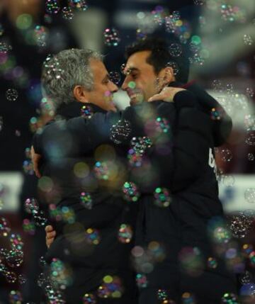 El momento del reencuentro entre Mourinho y Arbelo en el partido de la Premier entre el West Ham United y Manchester United. 