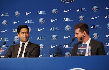Nasser Al-Khelaïfi y Leo Messi durante la rueda de prensa de presentación del jugador argentino.