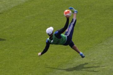 Hinchas de Universidad de Chile realizan banderazo en el Estadio Nacional, previo al Superclásico del domingo 02 de Octubre del 2016.
