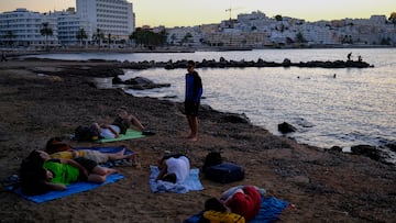 Tourists sleep on Figueretas beach during sunrise in Ibiza, Spain, August 31, 2025. Ibiza received 3.28 million tourists in 2024, 76% from outside Spain, while the island's resident population reached a record 161,485, with nearly 1000 people who resorted to living in makeshift settlements. "As long as tourists keep coming, there'll be people willing to live in precarious conditions to be employed," said Jonathan Ariza, 25, a mechanic and construction worker from Colombia. REUTERS/Nacho Doce SEARCH "DOCE IBIZA HOUSING" FOR THIS STORY. SEARCH "WIDER IMAGE" FOR ALL STORIES.