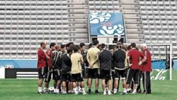 <b>ÚLTIMO ENSAYO. </b>Los jugadores de la Selección escuchan a Luis durante el entrenamiento de ayer.