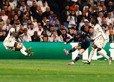 Antonio Rüdiger hizo todo lo posible para que Foden no anotara su golazo.