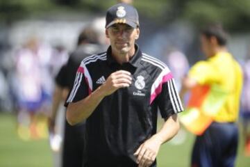 Va a comenzar el encuentro. Zidane se prepara para su debut como técnico del filial madridista...