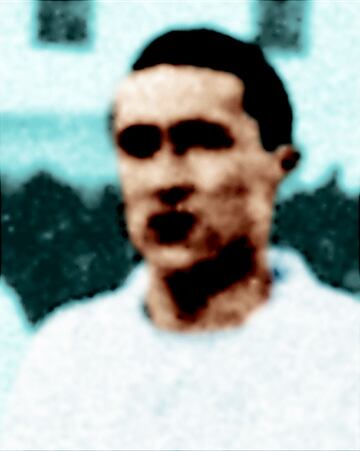 Extremo, estuvo primero en el Madrid (1916-17), antes de pasar al Racing (1917-18), Athletic (1918-19) para volver al conjunto blanco (1919-20). Con los blancos jugó cinco encuentros (uno de Copa y cuatro del Campeonato Regional). Era un jugador que cambiaba de equipo en función de su relación con los directivos o de si creía más fácil jugar en un equipo u otro.