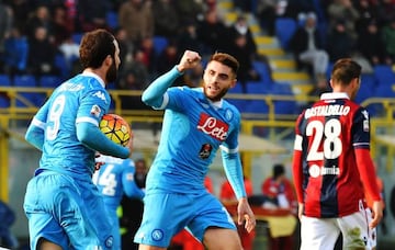 David López celebra un gol en el Nápoles con Higuaín.