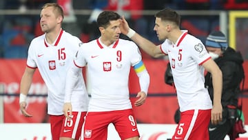 Soccer Football - World Cup - UEFA Qualifiers - Path B Playoff Final - Poland v Sweden - Silesian Stadium, Chorzow, Poland - March 29, 2022 Poland's Robert Lewandowski celebrates scoring their first goal with Jan Bednarek and Kamil Glik REUTERS/Kacpe