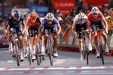 El grupo de los favoritos, con O'Connor, maillot rojo, y Roglic, entra en meta.