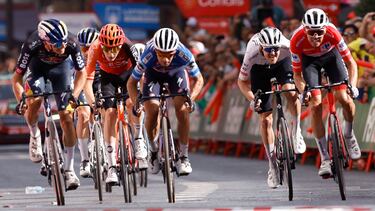 El grupo de los favoritos, con O'Connor, maillot rojo, y Roglic, entra en meta.