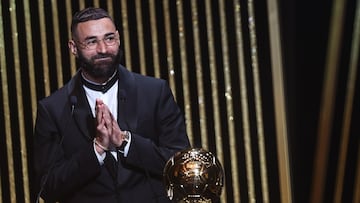 Paris (France), 17/10/2022.- Karim Benzema of Real Madrid addresses the audience after winning the Men'Äôs Ballon d'Or Trophy during the Ballon d'Or ceremony in Paris, France, 17 October 2022. For the first time the Ballon d'Or, presented by the magazine France Football, will be awarded to the best players of the 2021-22 season instead of the calendar year. (Francia) EFE/EPA/Mohammed Badra