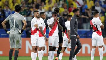 Soccer Football - Copa America Brazil 2019 - Group A - Peru v Brazil - Arena Corinthians, Sao Paulo, Brazil - June 22, 2019   Peru&#039;s Miguel Araujo, Christofer Gonzales and team mates look dejected at the end of the match   REUTERS/Henry Romero