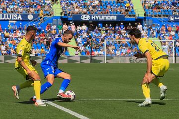 GETAFE (C.A. DE MADRID), 30/09/2023.- El delantero del Getafe Borja Mayoral (c) con el balón ante los jugadores del Villarreal Yeremi Pino (i) y Pedraza (d) durante el partido de la octava jornada de Liga de Primera División disputado este sábado en el Coliseum Alfonso Pérez de Getafe. EFE/Fernando Alvarado
