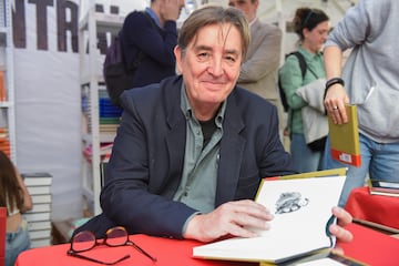 El director del Instituto Cervantes, Luis Garc¨ªa Motero, firma uno sus ejemplares.
