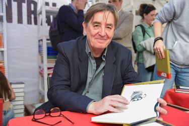 El director del Instituto Cervantes, Luis García Motero, firma uno sus ejemplares.