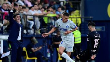 Alaves' Argentine defender #14 Nahuel Tenaglia (C) controls the ball challenged by Villarreal's Spanish midfielder #16 Alex Baena as Villarreal's Spanish coach Marcelino Garcia Toral gestures during the Spanish league football match between Villarreal CF and Deportivo Alaves at La Ceramica stadium in Vila-real on November 9, 2024. (Photo by JOSE JORDAN / AFP)