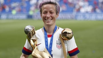 Megan Rapinoe posa con los premios.