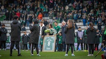 A Malata rindi homenaje a ?lex Lpez en el descanso.