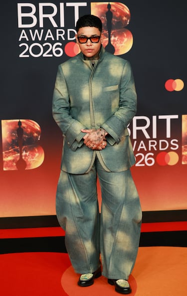 Kwn posa en la alfombra roja. 