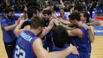 Los jugadores del Estudiantes felicitan al canterano Juancho Hernang&oacute;mez.