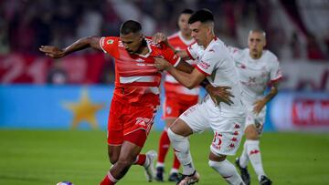 BUENOS AIRES, ARGENTINA - APRIL 09: Salomon Rondon of River Plate competes for the ball with Patricio Pizarro of Huracan during a Liga Profesional 2023 match between Huracan and River Plate at Tomas Adolfo Duco Stadium on April 9, 2023 in Buenos Aires, Argentina. (Photo by Marcelo Endelli/Getty Images)