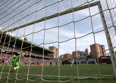 Imagen tras la portería de Lunin durante el lanzamiento de RDT desde el punto de penalti.