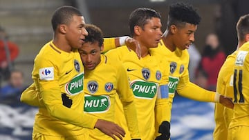 Paris Saint-Germain's Brazilian forward Neymar (R) is embraced by teammate French forward Kylian Mbappe as he celebrates after a goal during the French Cup football match between Rennes (SRFC) and Paris-Saint-Germain (PSG) at Roazhon Park in Rennes, western France on January 7, 2018. / AFP PHOTO / LOIC VENANCE