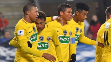 Paris Saint-Germain&#039;s Brazilian forward Neymar (R) is embraced by teammate French forward Kylian Mbappe as he celebrates after a goal during the French Cup football match between Rennes (SRFC) and Paris-Saint-Germain (PSG) at Roazhon Park in Rennes, western France on January 7, 2018. / AFP PHOTO / LOIC VENANCE