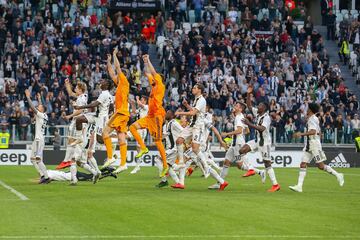 Los jugadores celebran el octavo título consecutivo de liga. 