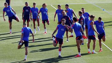 Los jugadores del Atlético se ejercitan durante la sesión de hoy.