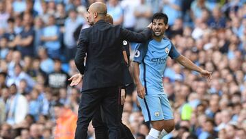 El entrenador del Manchester City, Pep Guardiola, con el extremo Nolito.