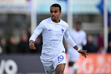 Eli Junior Kroupi da un salto en su carrera. El delantero del Lorient deja el club de su ciudad natal en la mejor situaci¨®n posible al lograr el ascenso a Ligue 1 y ser el m¨¢ximo goleador de Ligue 2 con 22 goles en 30 encuentros. La llamada del Bournemouth de Iraola y el jugar la Premier League la pr¨®xima temporada le convencieron. Un atacante en su m¨¢xima expresi¨®n al jugar como segundo punta, falso ¡®9¡¯ o desde los costados. Se caracteriza por generar espacios y un amplio registro cuando enfoca entre los tres palos.