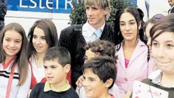 <b>ÍDOLO JUVENIL. </b>Pese a su relación complicada con la afición del Racing, Fernando Torres despertó las pasiones habituales al llegar a Santander.