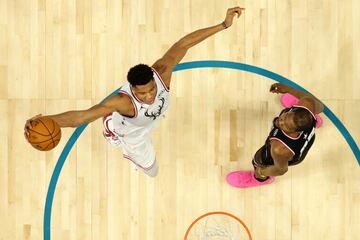 Giannis Antetokounmpo realiza un mate durante el encuentro de las estrellas de la NBA. 
