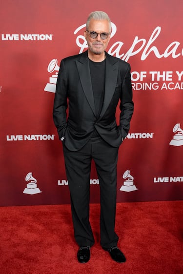 Willy Chirino posa en la alfombra roja de la gala 'Persona del Año' de los Latin Grammy 2025. 