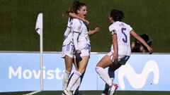 Esther Gonz&aacute;lez, del Real Madrid, celebra su gol con Ivana y Olga Carmona en el derbi ante el Rayo Vallecano. 