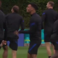 Una avioneta "invade" el entreno de Holanda con un mensaje para de Boer y desata el cachondeo