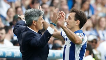 SAN SEBASTIÁN, 18/05/2025.- El delantero de la Real Sociedad Mikel Oyarzábal (d) celebra el segundo gol de su equipo con el entrenador Imanol Alguacil durante el partido de LaLiga entre la Real Sociedad y el Girona, este domingo en el estadio Reale Arena. EFE/ Javier Etxezarreta