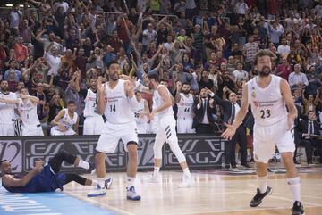 Gustavo Ayón lucha un balón con Adam Hanga y el conjunto blanco recupera el balon a 10,6 segundos del final. Los árbitros revisaron la jugada.